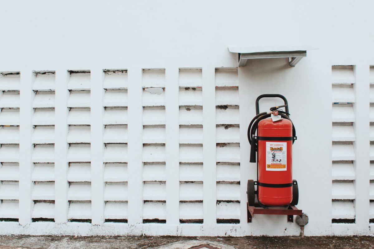 Extintor de incêndio revisado em condomínio